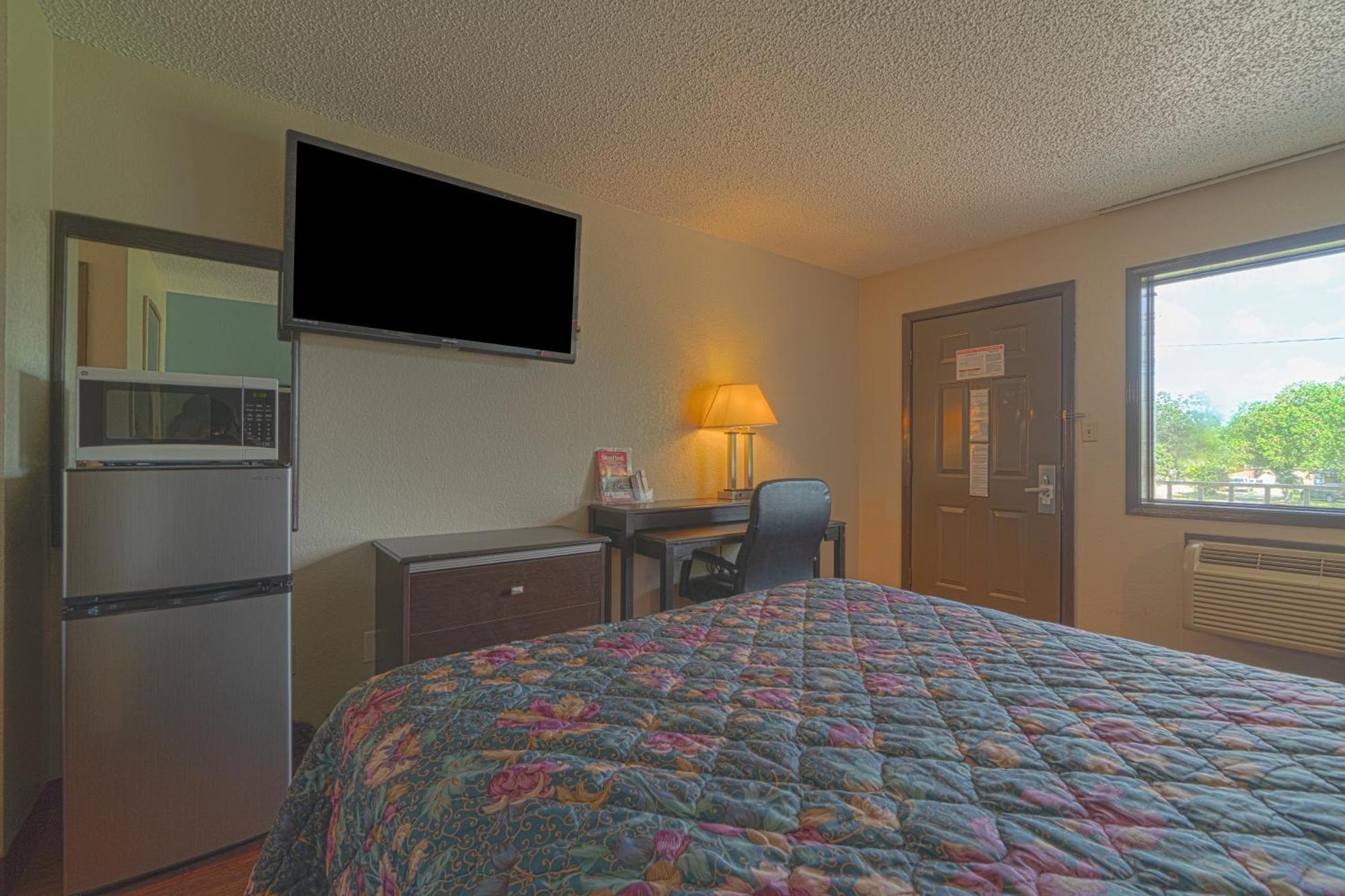 Regency Inn & Suites By Oyo Bay City Tx Extérieur photo