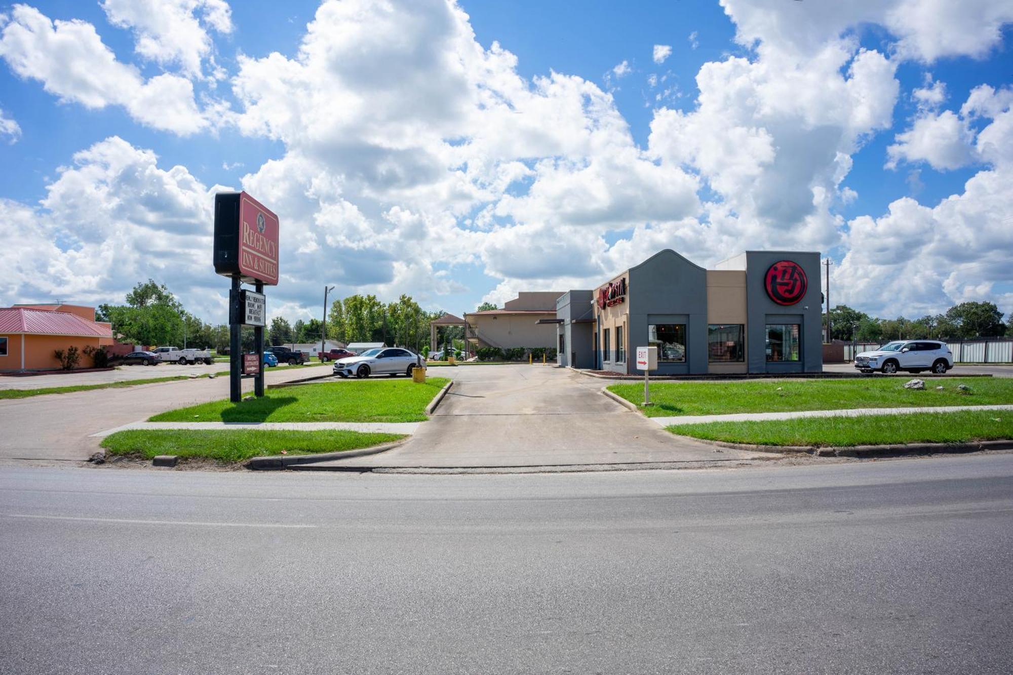 Regency Inn & Suites By Oyo Bay City Tx Extérieur photo