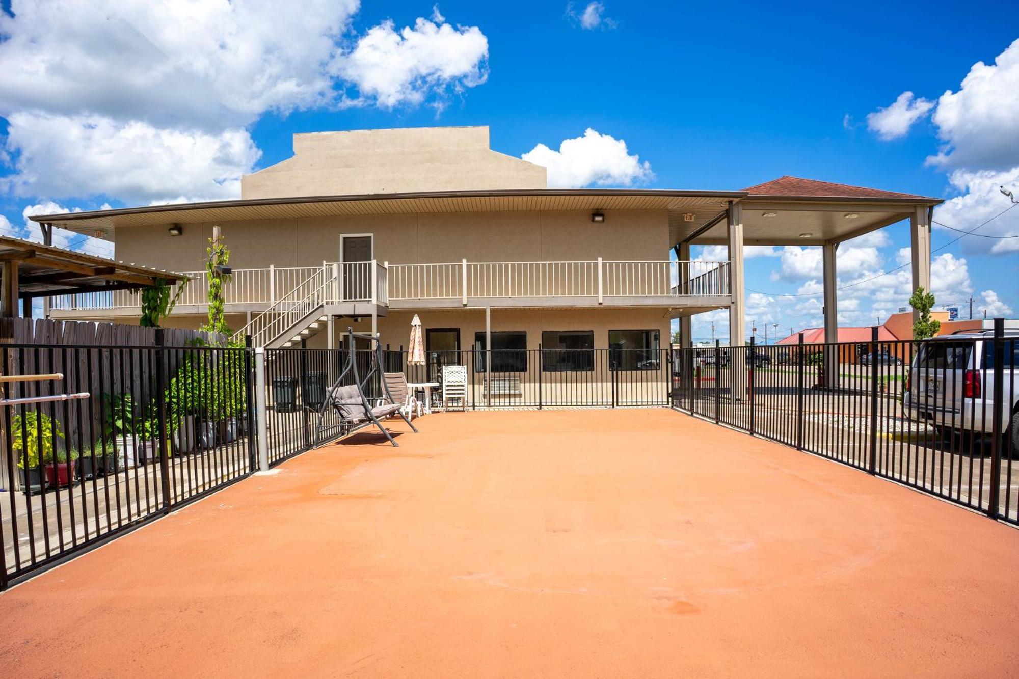 Regency Inn & Suites By Oyo Bay City Tx Extérieur photo