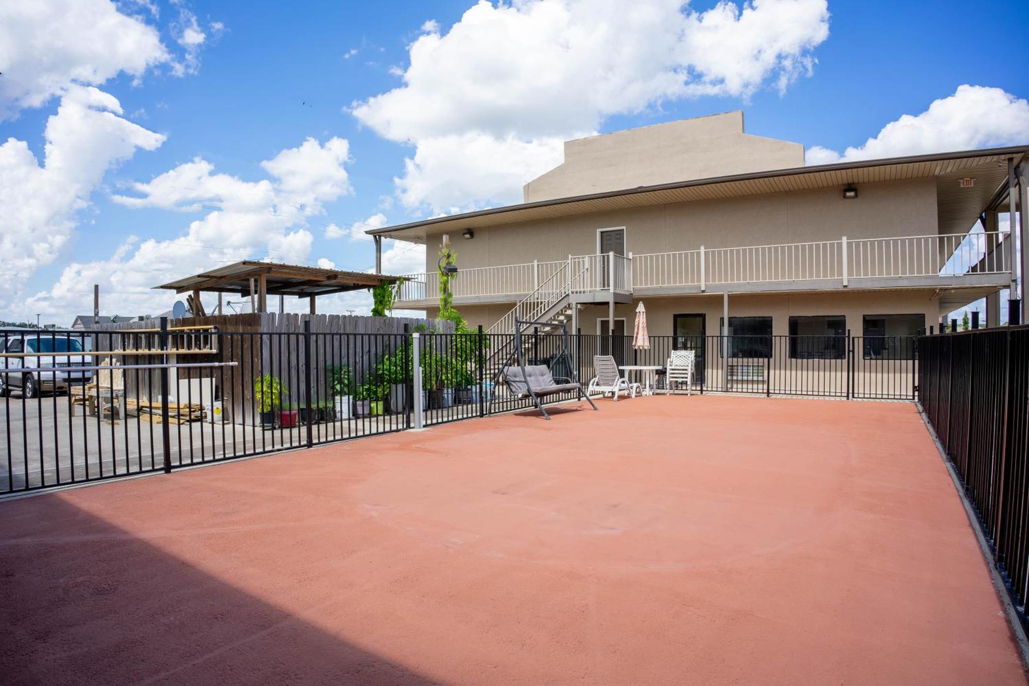 Regency Inn & Suites By Oyo Bay City Tx Extérieur photo