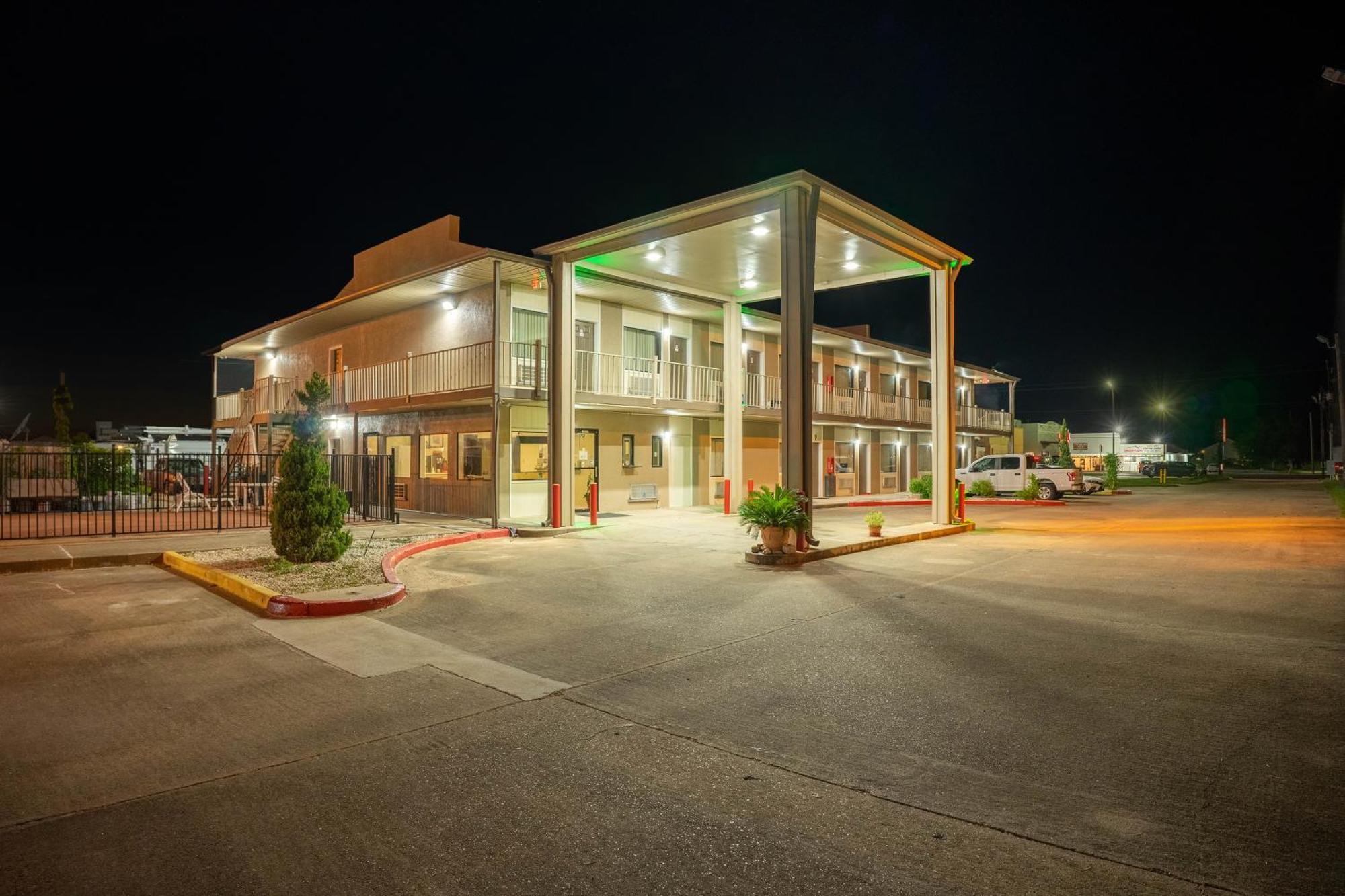 Regency Inn & Suites By Oyo Bay City Tx Extérieur photo