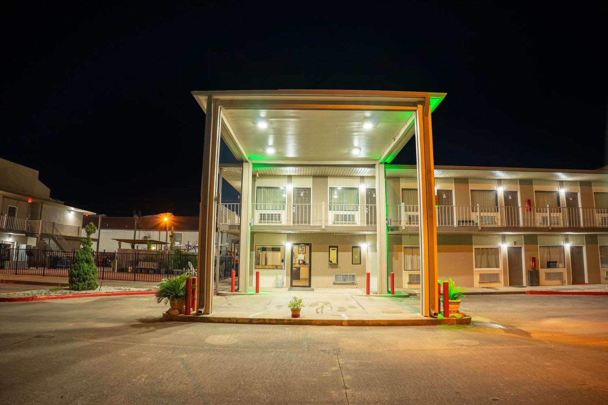 Regency Inn & Suites By Oyo Bay City Tx Extérieur photo