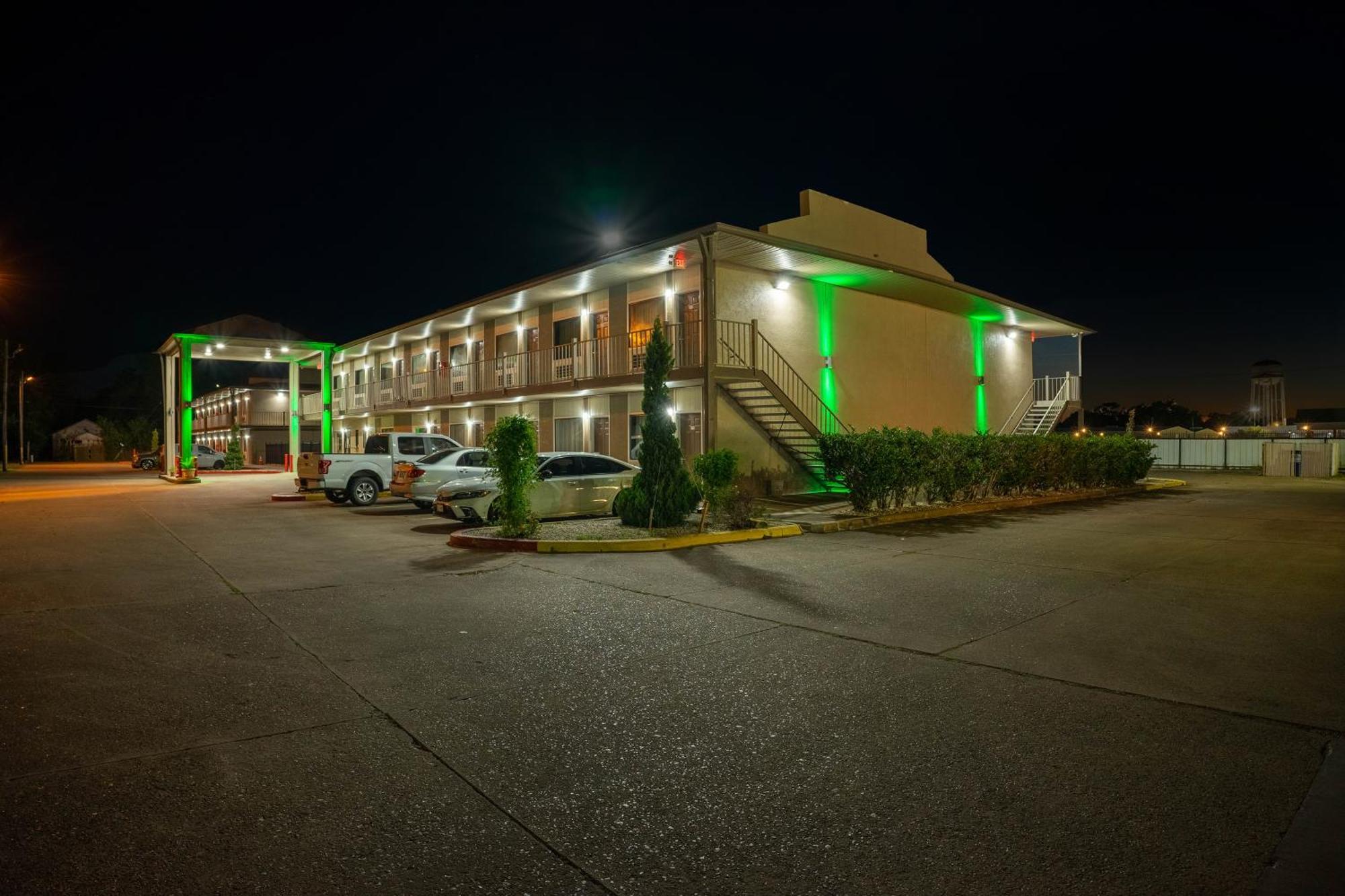 Regency Inn & Suites By Oyo Bay City Tx Extérieur photo