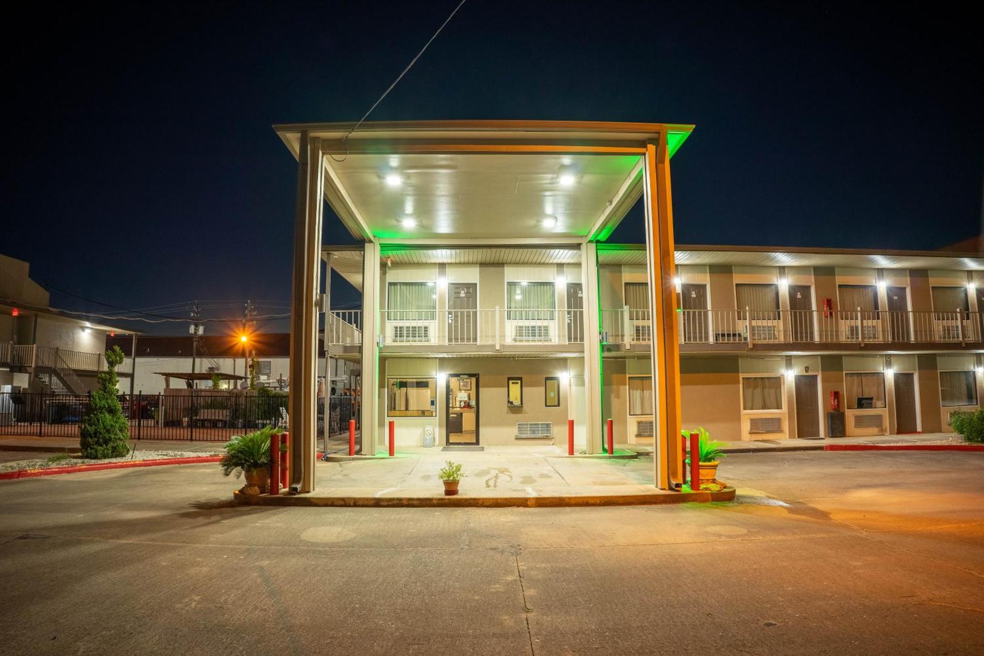 Regency Inn & Suites By Oyo Bay City Tx Extérieur photo