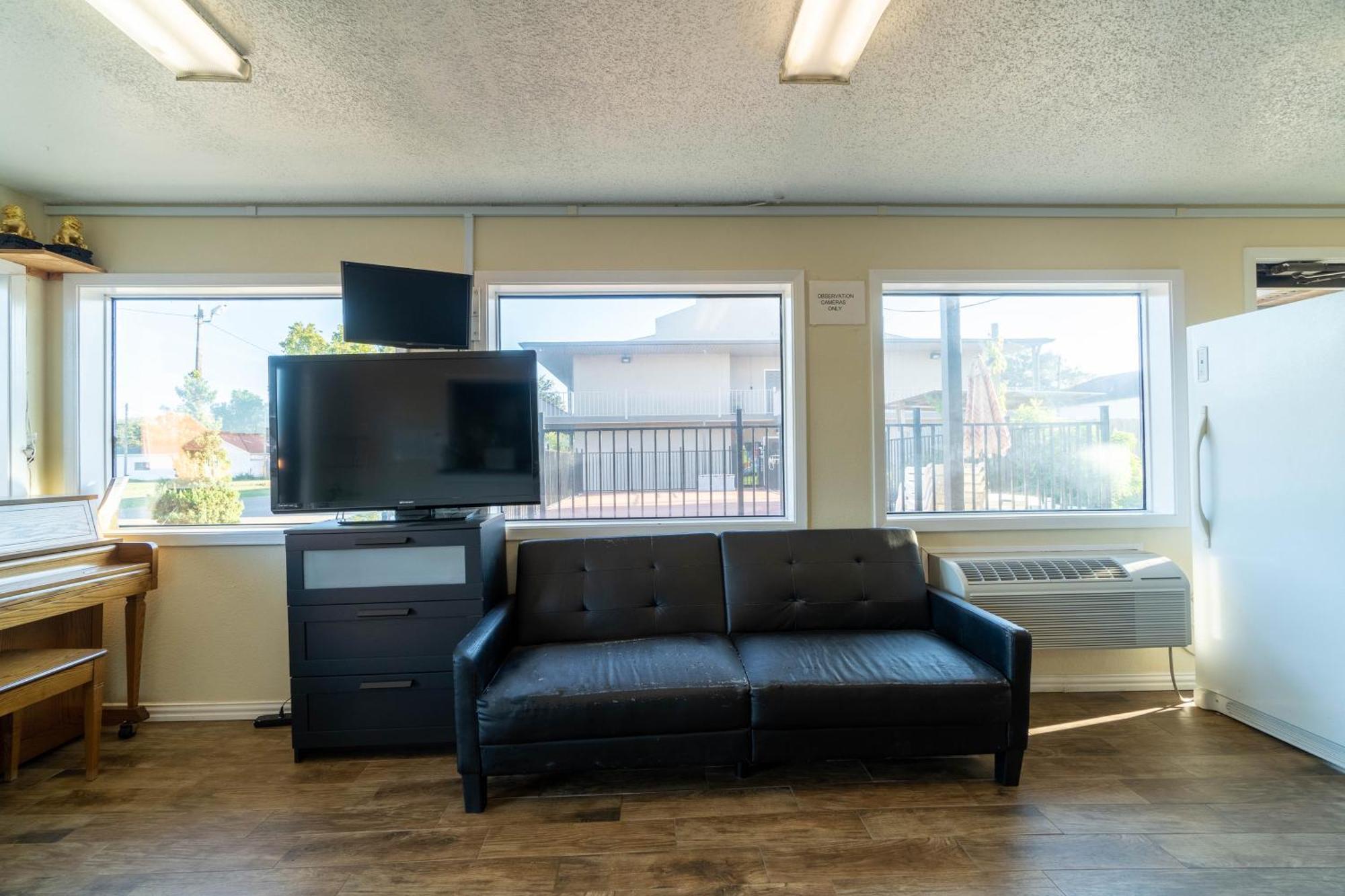 Regency Inn & Suites By Oyo Bay City Tx Extérieur photo