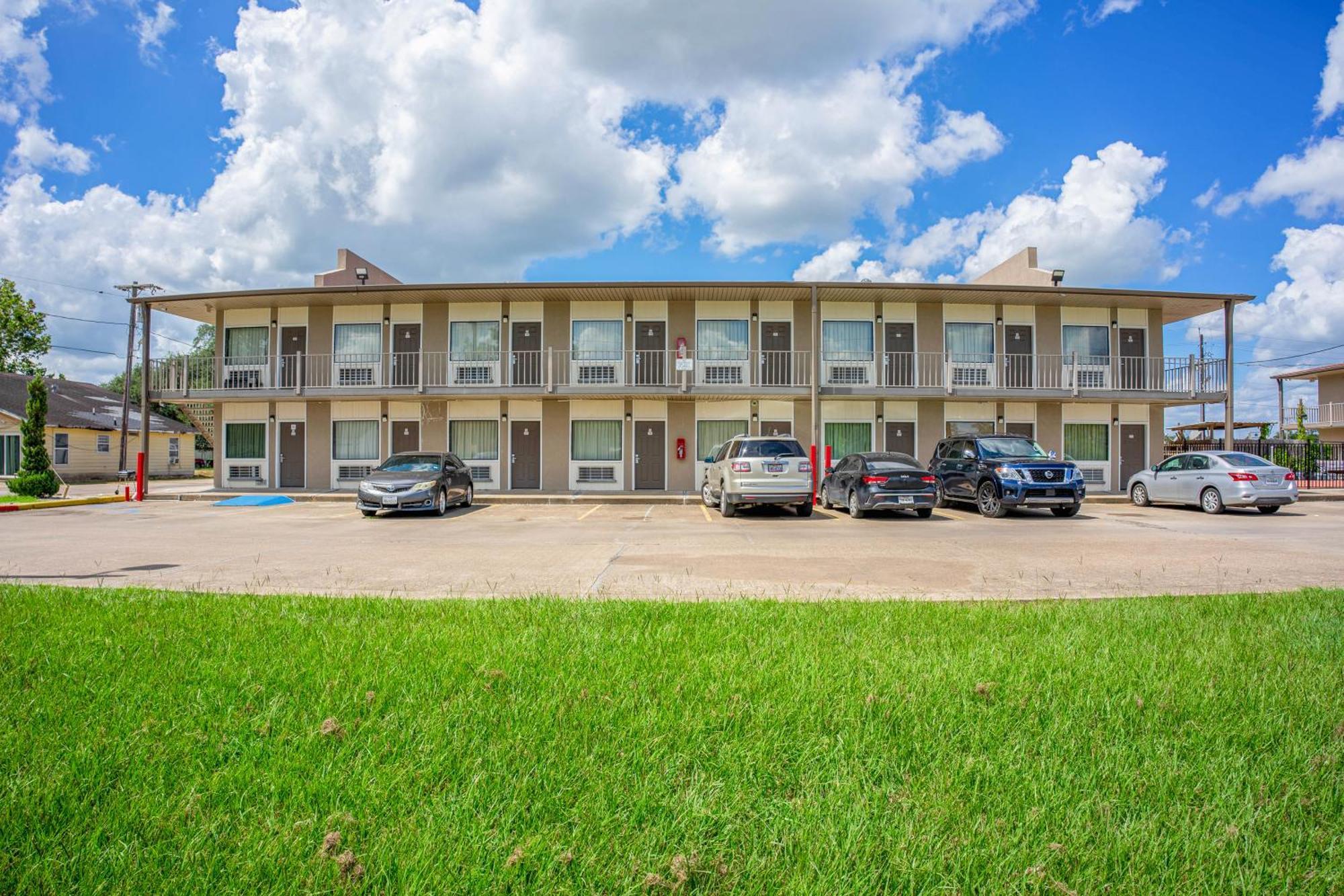 Regency Inn & Suites By Oyo Bay City Tx Extérieur photo