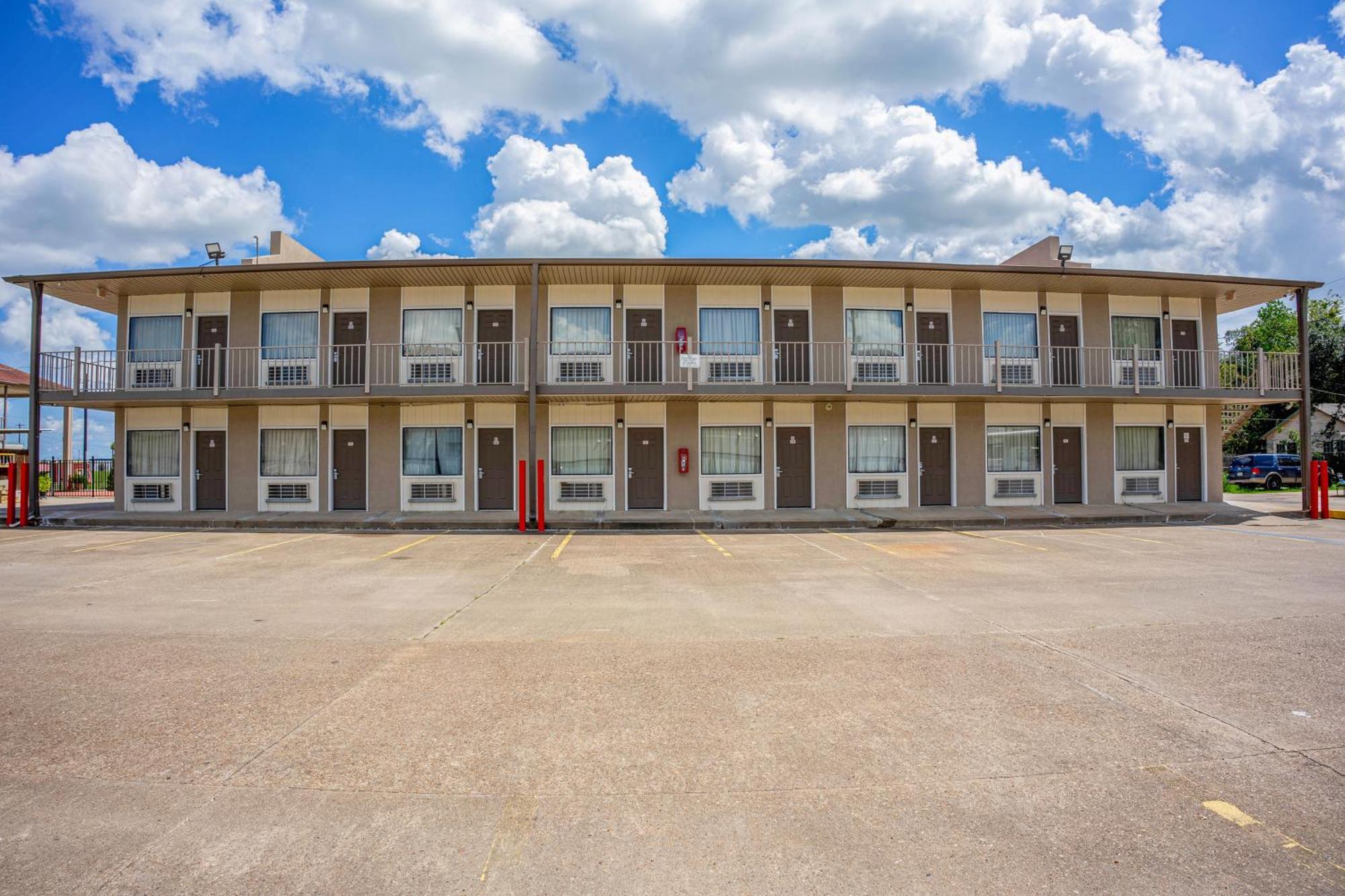 Regency Inn & Suites By Oyo Bay City Tx Extérieur photo