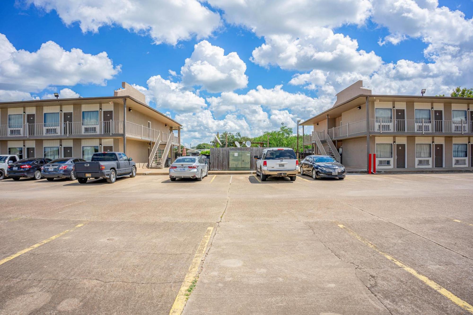 Regency Inn & Suites By Oyo Bay City Tx Extérieur photo