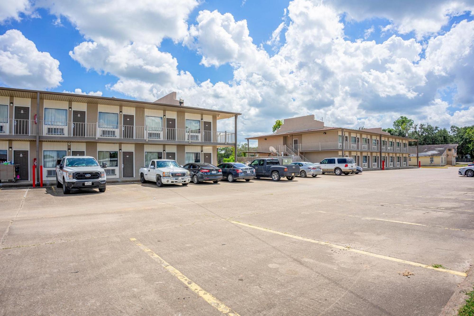 Regency Inn & Suites By Oyo Bay City Tx Extérieur photo